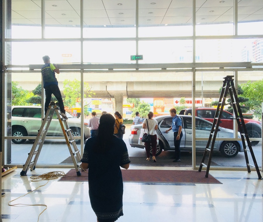 lap-dat-cua-kinh-tu-dong-nabco-truot-tu-dong