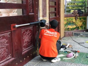 Bảo dưỡng cổng tay đòn Roger