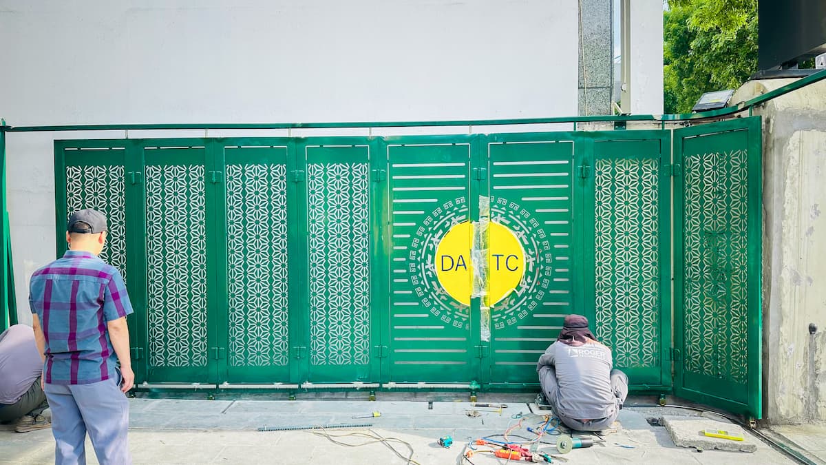 Cổng lùa cho sân hẹp lắp motor tự động Roger