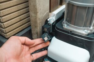 Lắp thanh răng cổng lùa cho motor Roger