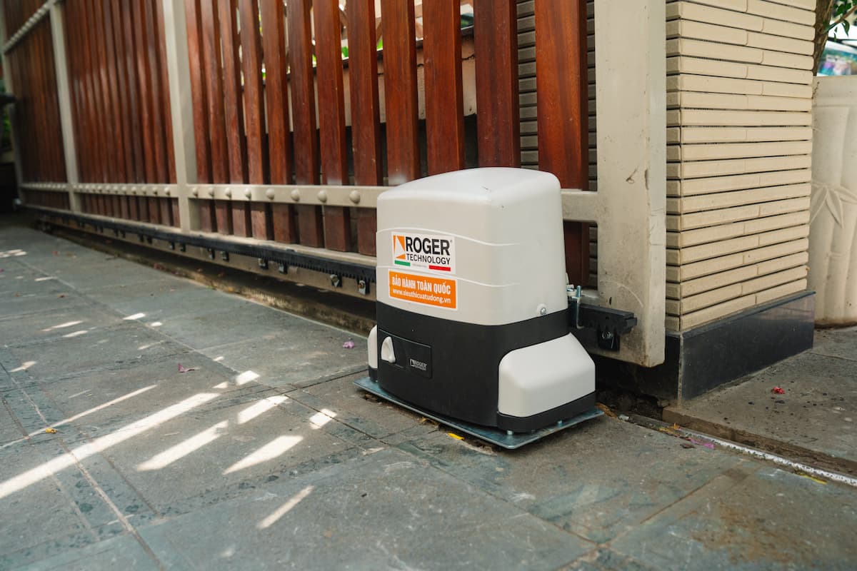 Lắp thanh răng cổng lùa cho motor Roger
